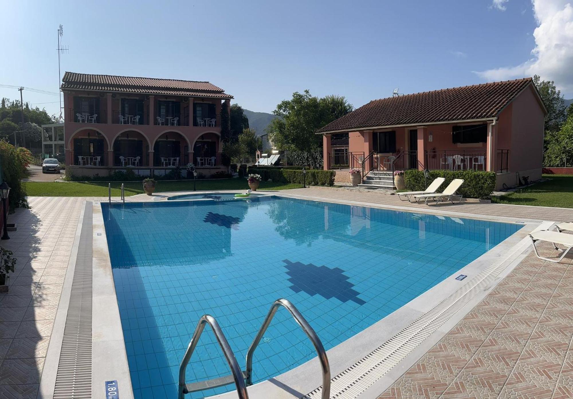 Gregory-Vassilis Apartments Dassia  Bagian luar foto